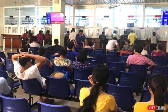 Bệnh nhân chờ khám bệnh. 