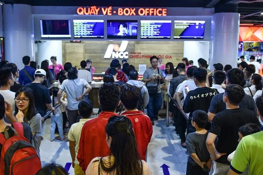 Người dân xếp hàng mua vé xem phim 