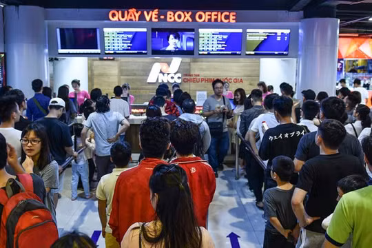 Người dân xếp hàng mua vé xem phim 