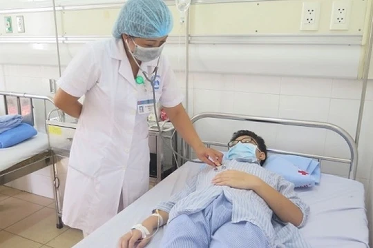 Bác sĩ thăm khám cho bệnh nhân 