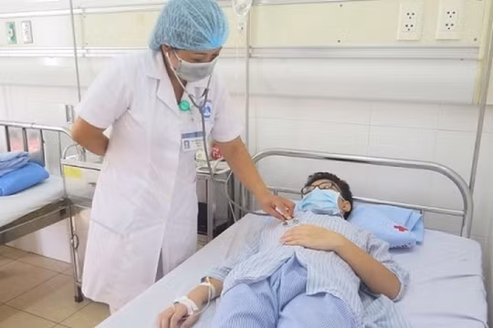 Bác sĩ thăm khám cho bệnh nhân 