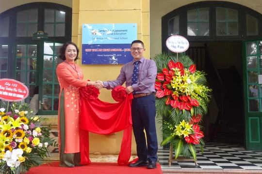 Lễ gắn biển mã trường Cambridge Intenational VN283 cho Trường THPT Chu Văn An. 
