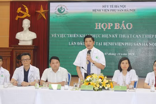 PGS.TS Nguyễn Duy Ánh thông tin đến báo chí về việc bệnh viện thực hiện thành công kỹ thuật cao nhất trong sản khoa hiện nay. Ảnh: An ninh Thủ đô