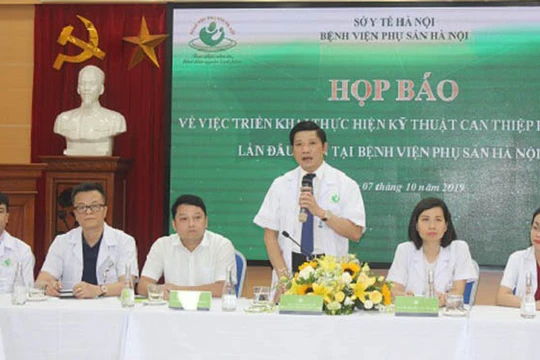 PGS.TS Nguyễn Duy Ánh thông tin đến báo chí về việc bệnh viện thực hiện thành công kỹ thuật cao nhất trong sản khoa hiện nay. Ảnh: An ninh Thủ đô