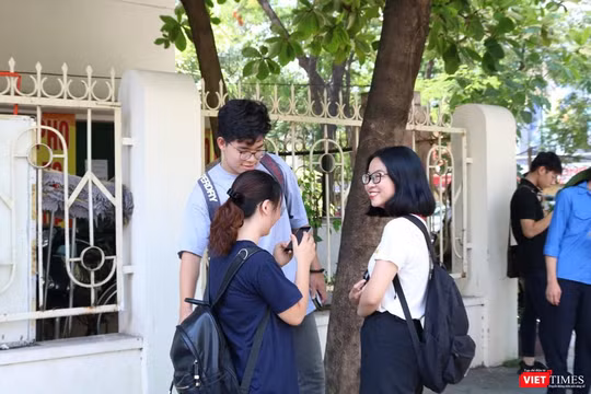 Thí sinh trao đổi sau khi thi xong. Ảnh: Minh Thúy