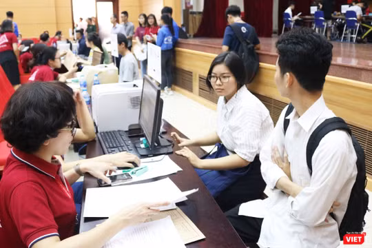 Sinh viên làm thủ tục nhập học tại Trường Đại học Y Hà Nội 