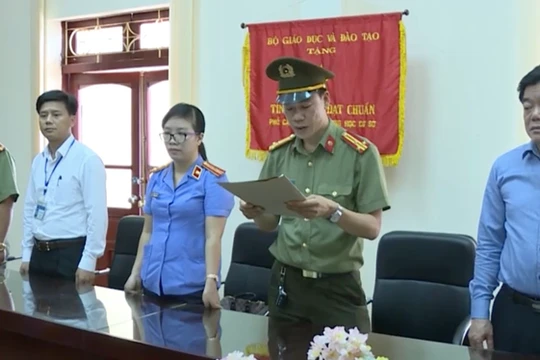 Ông Hoàng Tiến Đức, Giám đốc Sở GD&ĐT tỉnh Sơn La (bên phải ngoài cùng).