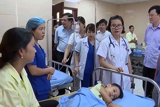 Học sinh nhập viện có triệu chứng đau bụng, nôn, sốt,...