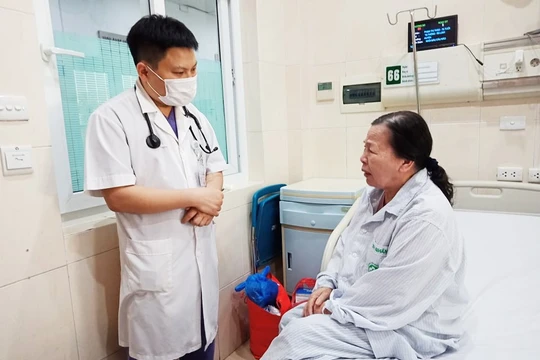 Bác sĩ thăm khám cho bệnh nhân. 