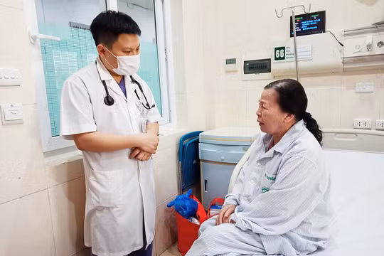 Bác sĩ thăm khám cho bệnh nhân. 