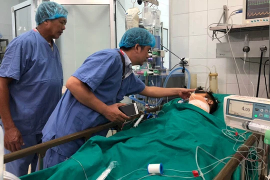 Gia đình gặp anh Soái lần cuối trước khi các bác sĩ đưa anh vào phòng mổ thực hiện ca lấy và ghép đa tạng. 