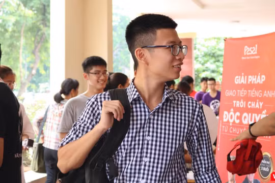 Sinh viên hào hứng trong ngày nhập học. Ảnh: Minh Thúy