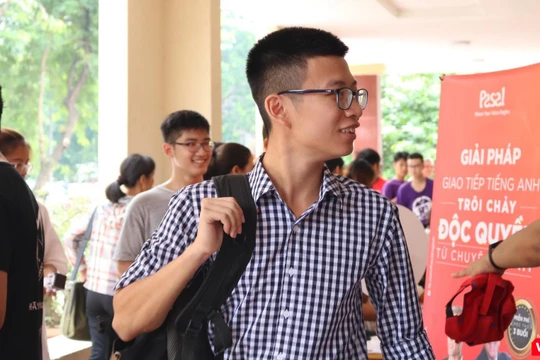 Sinh viên hào hứng trong ngày nhập học. Ảnh: Minh Thúy