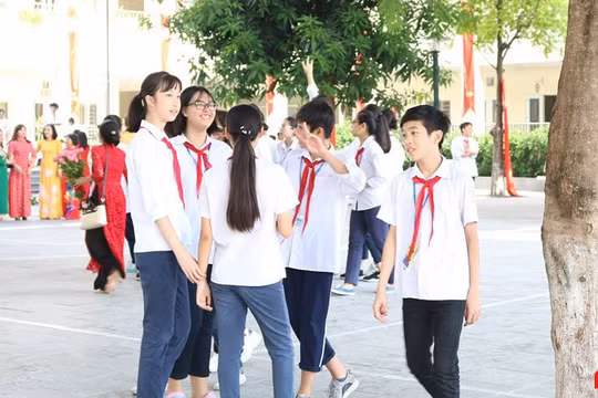 Học sinh tromg ngày khai giảng đầu năm học mới. Ảnh: Minh Thúy. 