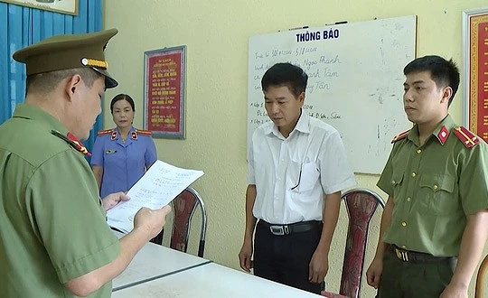 Cơ quan điều tra công bố quyết định khởi tố ông Trần Xuân Yến, Phó giám đốc Sở GD&ĐT tỉnh Sơn La. 