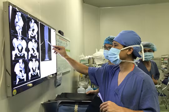 Các bác sĩ chẩn đoán tình hình bệnh nhân qua phim chụp Xquang. 