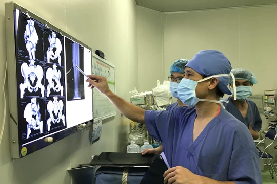 Các bác sĩ chẩn đoán tình hình bệnh nhân qua phim chụp Xquang. 