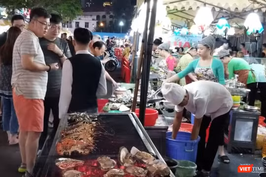 Một khu chợ vào buổi đêm 