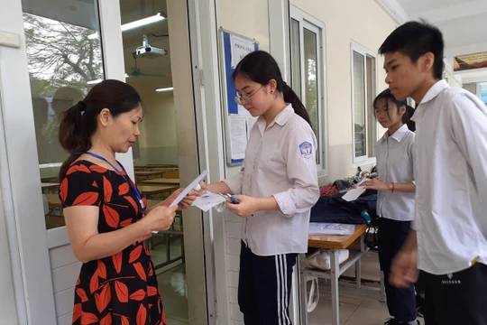 Thí sinh làm thủ tục dự thi THPT quốc gia 2019. Ảnh: Minh Thúy