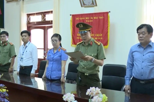 Cơ quan An ninh điều tra Công an tỉnh Sơn La triệu tập ông Hoàng Tiến Đức - Giám đốc Sở GD&ĐT tỉnh Sơn La (bên phải ngoài cùng).