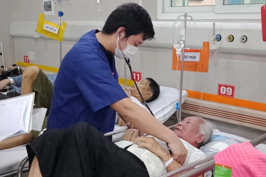 Bác sĩ thăm khám cho bệnh nhân. Ảnh: BVCC