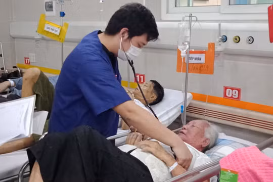 Bác sĩ thăm khám cho bệnh nhân. Ảnh: BVCC