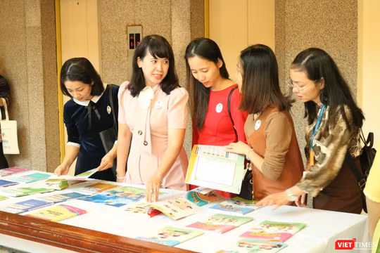 Giáo viên tiếp cận với bộ sách giáo khoa lớp 1