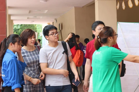 Học sinh trong ngày nhập học. Ảnh: Minh Thúy