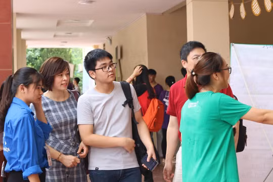 Học sinh trong ngày nhập học. Ảnh: Minh Thúy