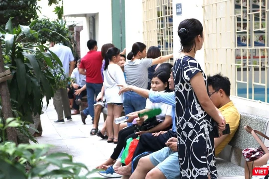 Phụ huynh chờ đón con. Ảnh: Minh Thúy