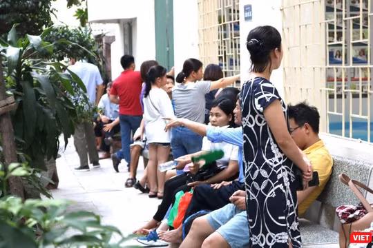 Phụ huynh chờ đón con. Ảnh: Minh Thúy