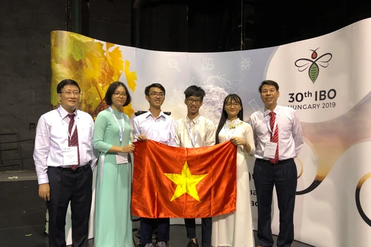 Đội tuyển Việt Nam dự Olympic Sinh học quốc tế lần thứ 30 tại Hungary. 