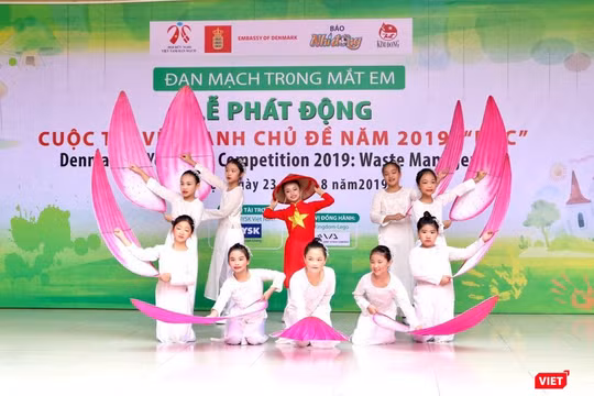Văn nghệ chào mừng lễ phát động cuộc thi vẽ tranh Đan Mạch trong mắt em với chủ đề "Rác". Ảnh: Minh Thúy. 