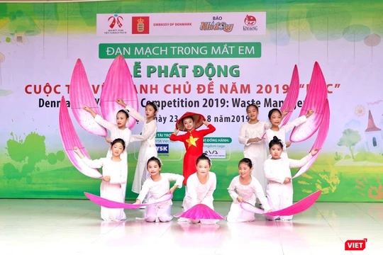 Văn nghệ chào mừng lễ phát động cuộc thi vẽ tranh Đan Mạch trong mắt em với chủ đề "Rác". Ảnh: Minh Thúy. 