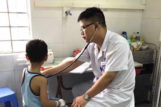 Bác sĩ điều trị cho bệnh nhi.