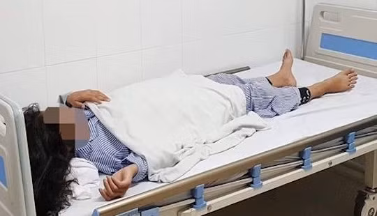 Bé gái 13 tuổi đang được điều trị tại Bệnh viện Da liễu Trung ương. 