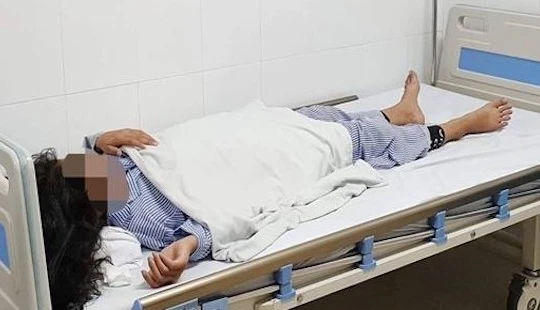 Bé gái 13 tuổi đang được điều trị tại Bệnh viện Da liễu Trung ương. 