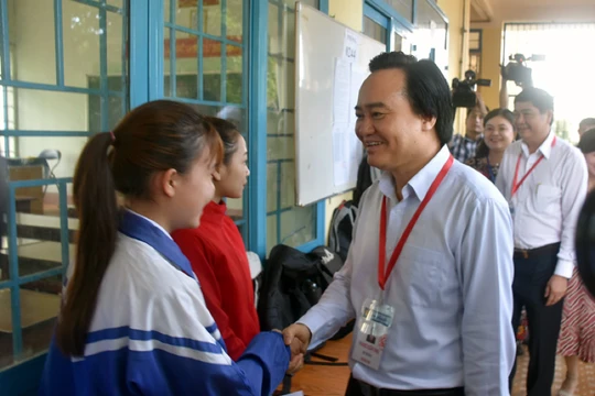 Bộ trưởng Bộ GD&ĐT động viên các cán bộ coi thi và thí sinh trước giờ thi