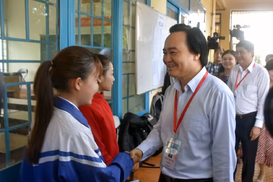 Bộ trưởng Bộ GD&ĐT động viên các cán bộ coi thi và thí sinh trước giờ thi