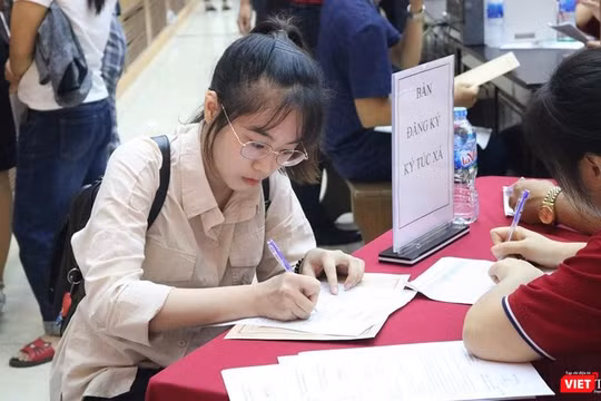 Sinh viên làm thủ tục nhập học. Ảnh: Minh Thúy