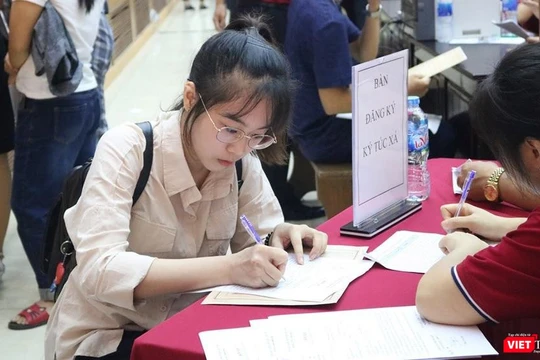 Sinh viên làm thủ tục nhập học. Ảnh: Minh Thúy