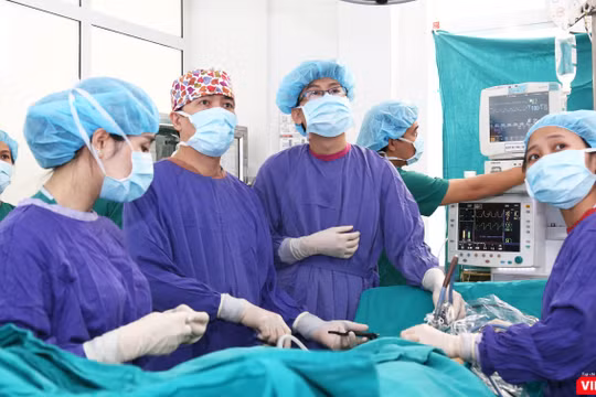 Bác sĩ phẫu thuật cho bệnh nhân