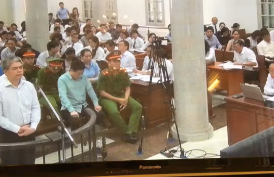 Bị cáo Nguyễn Xuân Sơn "bàng hoàng" khi bị cáo buộc tội "tham ô tài sản". (Ảnh: T.T)