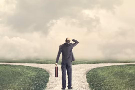 Sếp ngân hàng, chức danh ngoài ngân hàng và sự lựa chọn. (Ảnh minh họa: Internet)