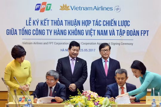  Ông Dương Trí Thành - Tổng Giám đốc Vietnam Airlines (ngồi phải) và ông Bùi Quang Ngọc - Tổng Giám đốc FPT ký thỏa thuận hợp tác chiến lược trong 3 năm (2017-2020). (Ảnh: VNA)