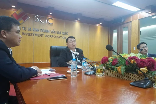 Chủ tịch SCIC Nguyễn Đức Chi và hai P.TGĐ Nguyễn Chí Thành (trái), Nguyễn Hồng Hiển (phải) trong buổi họp báo sáng 16/10. (Ảnh: X.T)