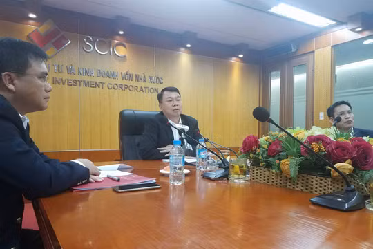 Chủ tịch SCIC Nguyễn Đức Chi và hai P.TGĐ Nguyễn Chí Thành (trái), Nguyễn Hồng Hiển (phải) trong buổi họp báo sáng 16/10. (Ảnh: X.T)