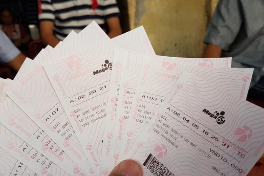 Vé số điện toán được in sẵn đem đi bán dạo. Ảnh Vân Trường