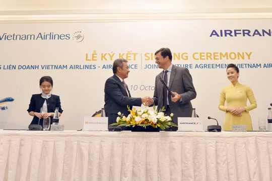 Tổng Giám đốc Vietnam Airlines và Tổng Giám đốc Air France hoàn tất hợp đồng. (Ảnh: VNA)