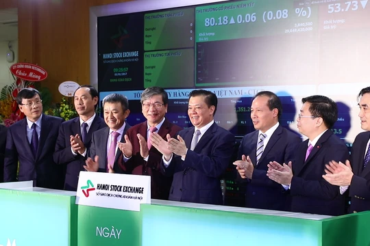 Lễ lên sàn của TCTHKVN dưới sự chứng kiến của Bộ trưởng Bộ Tài chính Đinh Tiến Dũng, Thứ trưởng Bộ GTVT Lê Đình Thọ, UBCKNN.